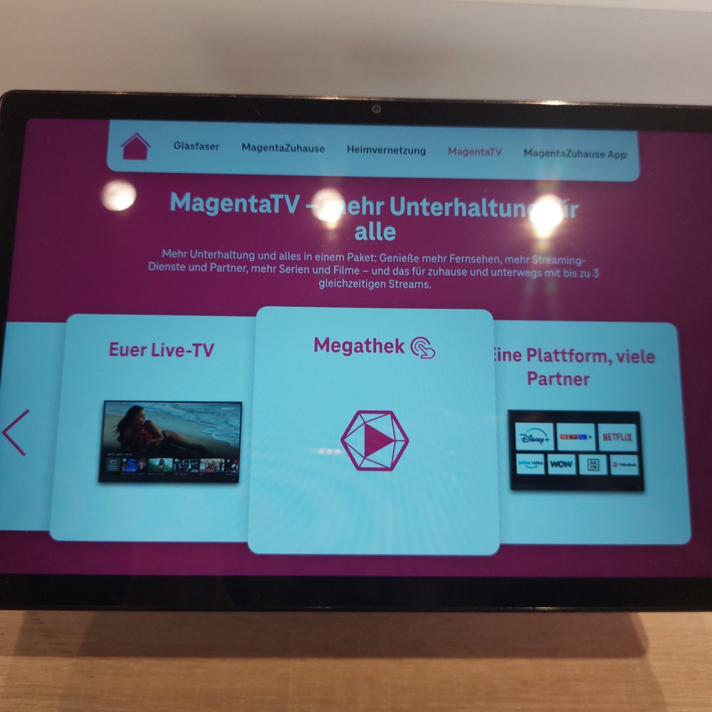 Angewinkelte Ansicht des MagentaTV-Stands mit den drei Inhaltskarten