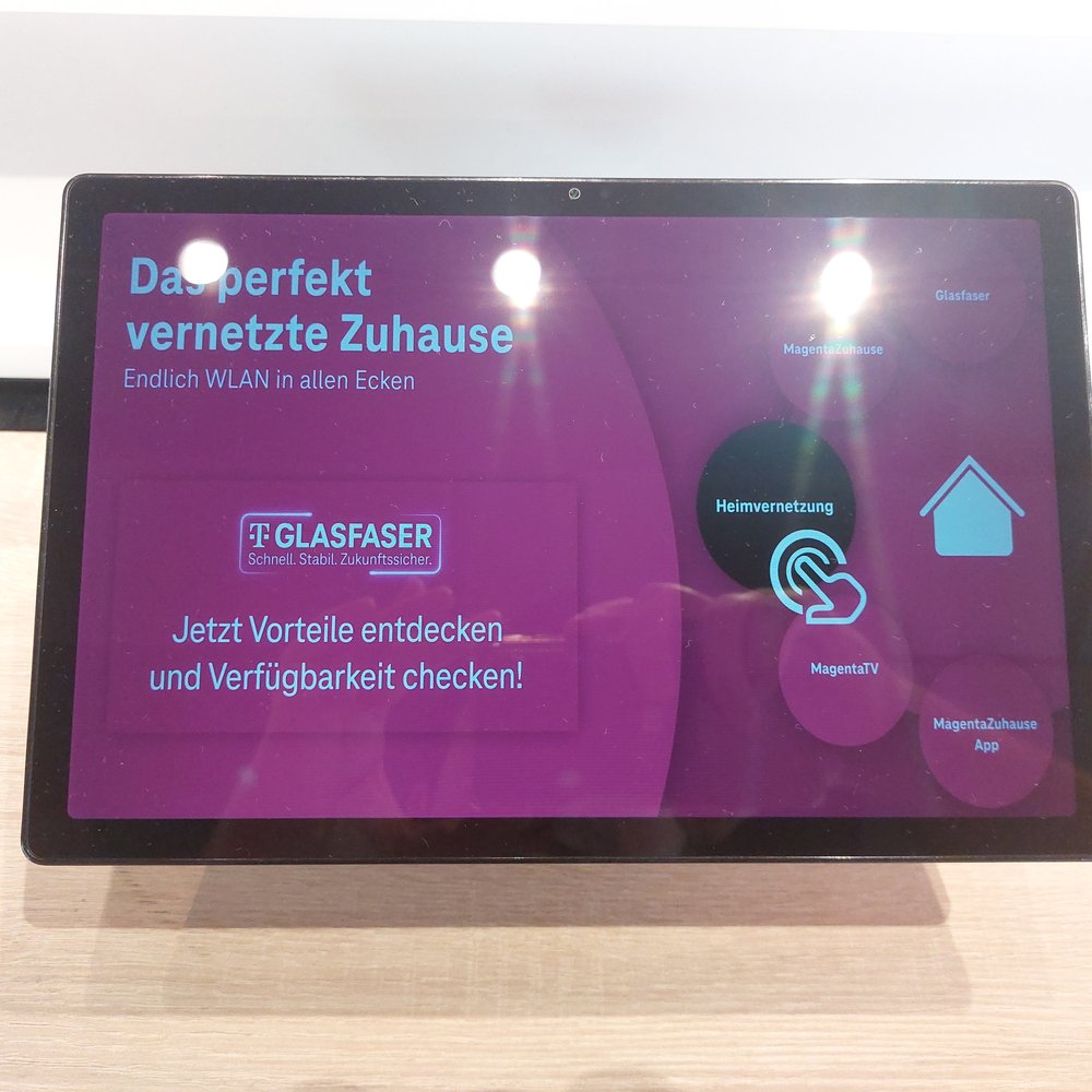 Stand-Bildschirm zum vernetzten Zuhause mit Glasfaser, Heimvernetzung und MagentaTV